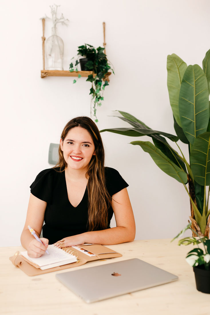 Mujer emprendedora oficina Granada empresaria retrato